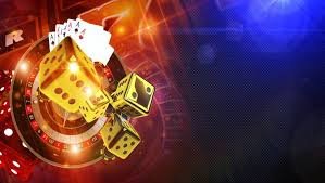 Dealer live casino sedang membagikan kartu dalam sesi permainan langsung